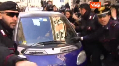 VIDEO: Renzi va via in smart blu dopo incontro con Letta