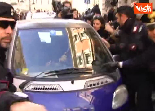 Renzi arriva in smart all’incontro con Letta. ‘Posizioni distanti’ Renzi arriva in smart all’incontro con Letta. ‘Posizioni distanti’