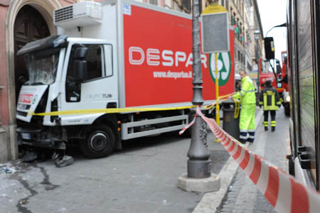 Scende dall’auto sull’A1: uomo travolto e decapitato da un camion Scende dall’auto sull’A1: uomo travolto e decapitato da un camion