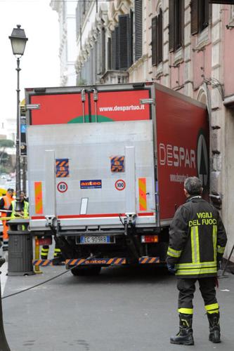 Scende dall’auto sull’A1: uomo travolto e decapitato da un camion Scende dall’auto sull’A1: uomo travolto e decapitato da un camion