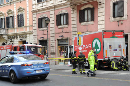 Scende dall’auto sull’A1: uomo travolto e decapitato da un camion Scende dall’auto sull’A1: uomo travolto e decapitato da un camion