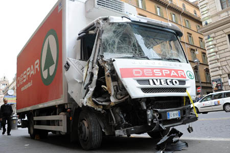 Scende dall’auto sull’A1: uomo travolto e decapitato da un camion Scende dall’auto sull’A1: uomo travolto e decapitato da un camion