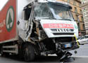 Scende dall’auto sull’A1: uomo travolto e decapitato da un camion Scende dall’auto sull’A1: uomo travolto e decapitato da un camion