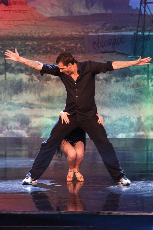 Vieri, da ballerino a mister: “Anche se il corso non serve a un c…” Vieri, da ballerino a mister: “Anche se il corso non serve a un c…”