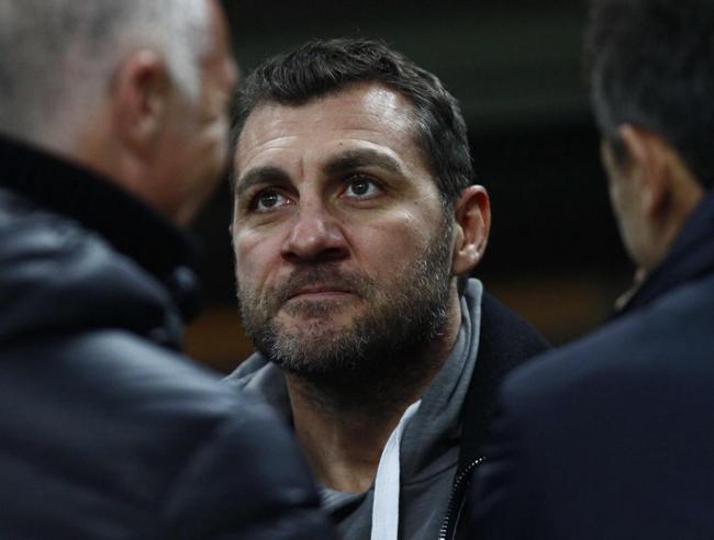 Vieri, da ballerino a mister: “Anche se il corso non serve a un c…” Vieri, da ballerino a mister: “Anche se il corso non serve a un c…”
