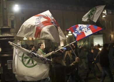 Fiaccolata della Lega da via Padova: “Stop immigrati, più lavoro”