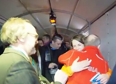 Putin abbraccia la pattinatrice gay. Video è già un cult