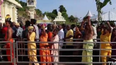 VIDEO: Malesia, devoti Indu si trafiggono il corpo per festa Thaipusam