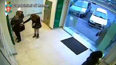 “Signora, le sono caduti i soldi”. E i ladri scappano con il bancomat
