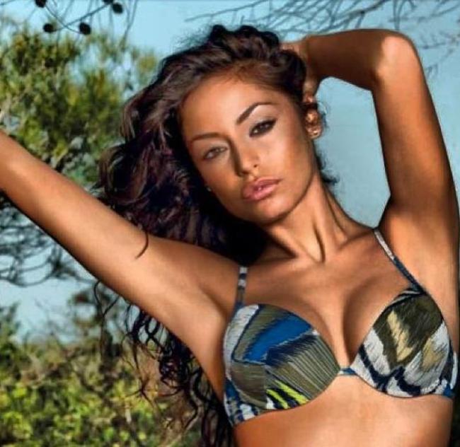 “Pia deve fare la vita della figlia di un calciatore”. Bufera su Raffaella Fico “Pia deve fare la vita della figlia di un calciatore”. Bufera su Raffaella Fico