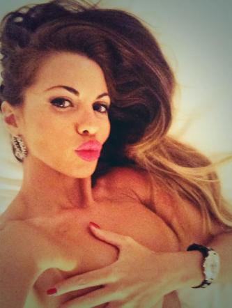 Selfie senza veli per Barbara Guerra: l’autoscatto fa impazzire i fan Selfie senza veli per Barbara Guerra: l’autoscatto fa impazzire i fan