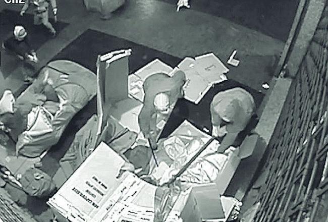 Genova, 31 secondi di violenza inaudita: sprangate a 4 clochard Genova, 31 secondi di violenza inaudita: sprangate a 4 clochard