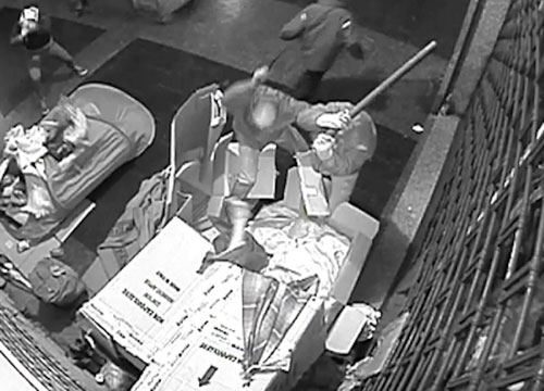 Genova, 31 secondi di violenza inaudita: sprangate a 4 clochard Genova, 31 secondi di violenza inaudita: sprangate a 4 clochard