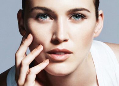 Smalto effetto fondotinta per unghie nude & chic. La nuova tendenza