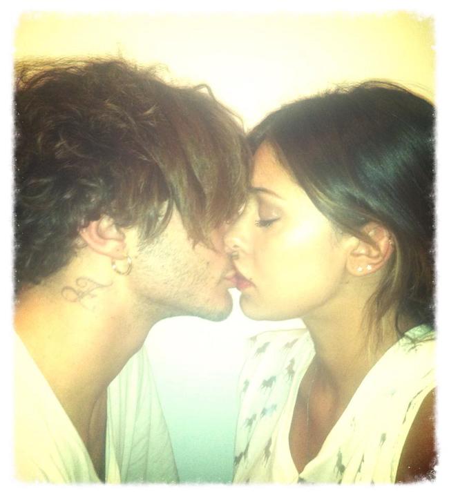 Belen e Stefano a letto: la foto che fa impazzire i fans