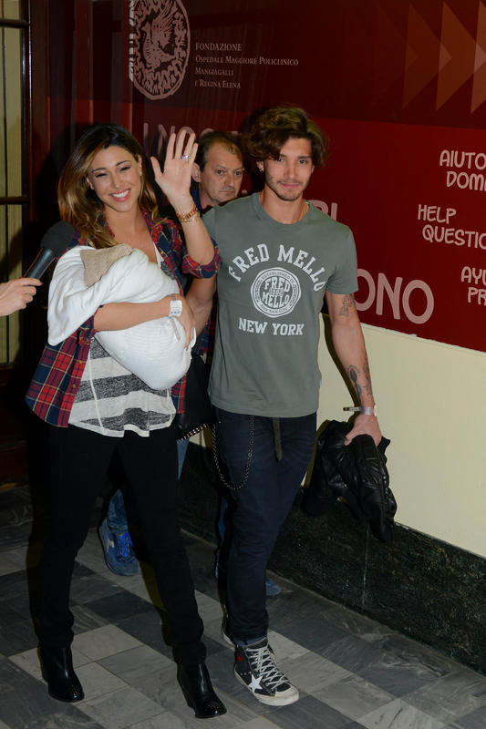 Belen e Stefano a letto: la foto che fa impazzire i fans