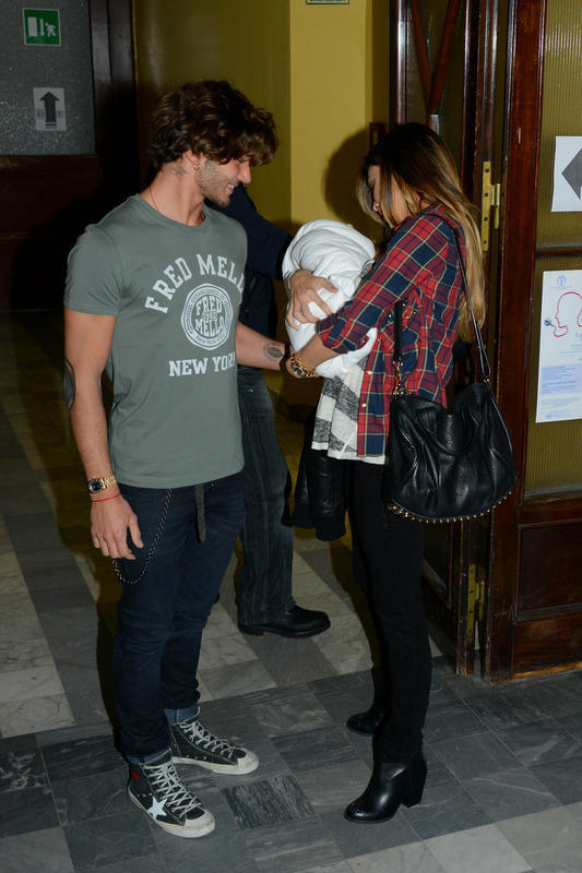 Belen e Stefano a letto: la foto che fa impazzire i fans