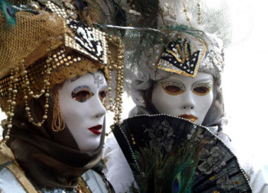 Venezia, Carnevale tra arte, natura e specchi da Peggy Guggenheim