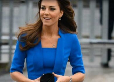 VIDEO: Kate disubbidisce alla regina, gonna troppo corta (LaPresse)