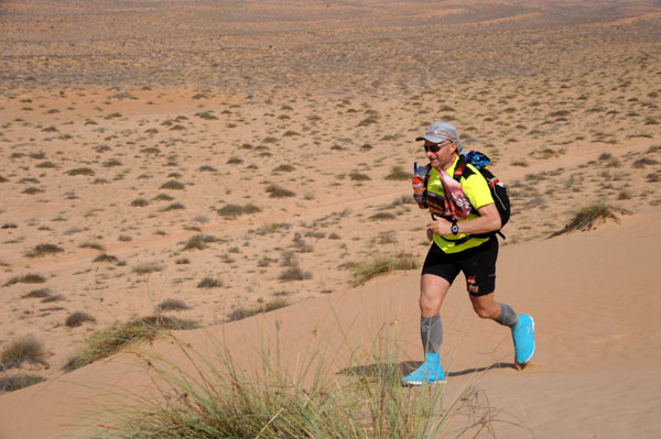 Rapina nel deserto: tre beduini rubano il cibo al runner estremo. E parte una corsa…
