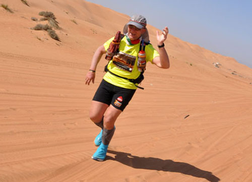Rapina nel deserto: tre beduini rubano il cibo al runner estremo. E parte una corsa…