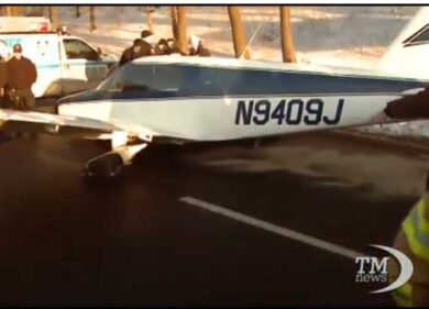 VIDEO: New York, aereo da turismo atterra in emergenza sull’autostrada