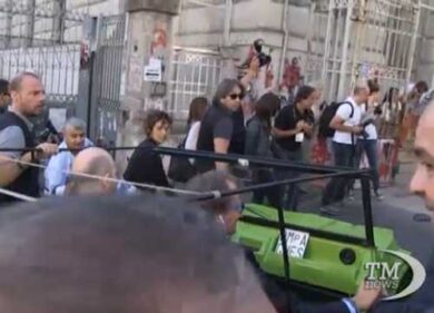 VIDEO: Napoli, Saviano guida la Citroen Méhari di Giancarlo Siani