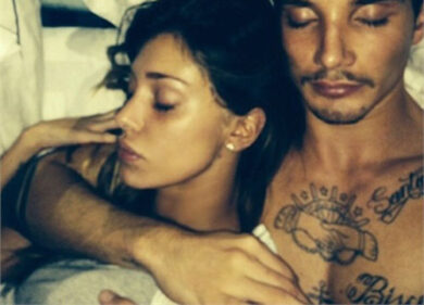 Belen e Stefano a letto: la foto che fa impazzire i fans
