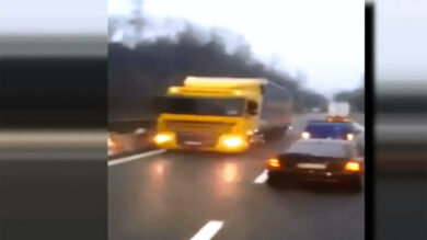 VIDEO: Bisonte della strada contromano, maxitir scatena panico sulla A7 Mi-Ge