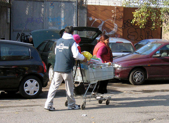 Spende le sue ultime monete al gioco. Clochard diventa milionario Spende le sue ultime monete al gioco. Clochard diventa milionario