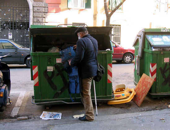 Spende le sue ultime monete al gioco. Clochard diventa milionario Spende le sue ultime monete al gioco. Clochard diventa milionario