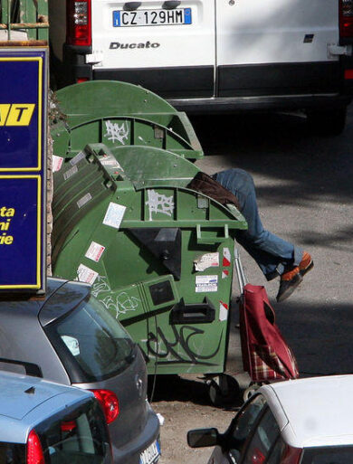 Spende le sue ultime monete al gioco. Clochard diventa milionario