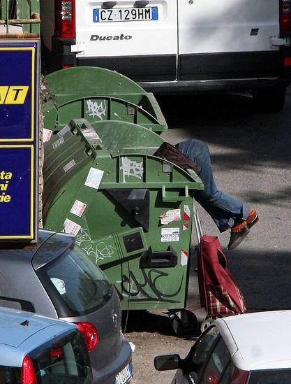 Spende le sue ultime monete al gioco. Clochard diventa milionario Spende le sue ultime monete al gioco. Clochard diventa milionario