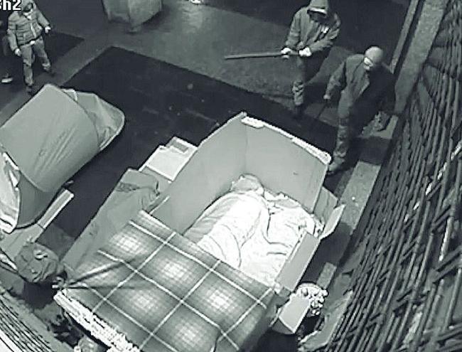 Spende le sue ultime monete al gioco. Clochard diventa milionario Spende le sue ultime monete al gioco. Clochard diventa milionario