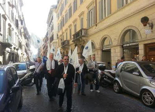 Gli imprenditori vanno in guerra. L’ira sfila in Piazza del Popolo Gli imprenditori vanno in guerra. L’ira sfila in Piazza del Popolo