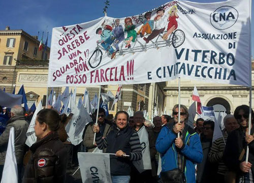Gli imprenditori vanno in guerra. L’ira sfila in Piazza del Popolo Gli imprenditori vanno in guerra. L’ira sfila in Piazza del Popolo
