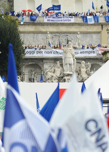 Gli imprenditori vanno in guerra. L’ira sfila in Piazza del Popolo Gli imprenditori vanno in guerra. L’ira sfila in Piazza del Popolo