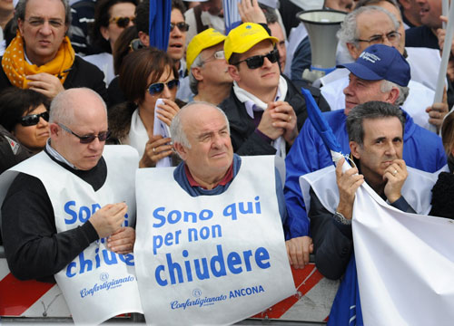 Gli imprenditori vanno in guerra. L’ira sfila in Piazza del Popolo Gli imprenditori vanno in guerra. L’ira sfila in Piazza del Popolo