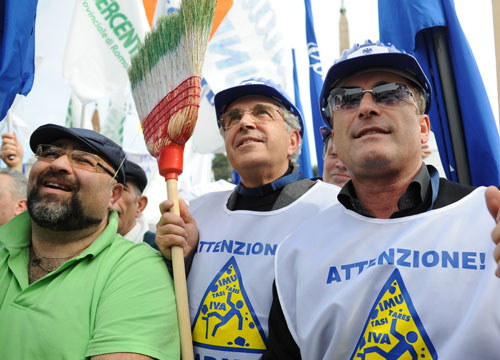 Gli imprenditori vanno in guerra. L’ira sfila in Piazza del Popolo Gli imprenditori vanno in guerra. L’ira sfila in Piazza del Popolo