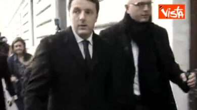 VIDEO: Renzi arriva alla camera leggermente in ritardo per le consultazioni