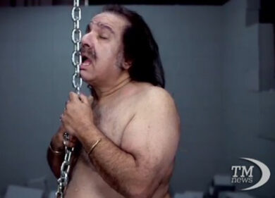 VIDEO: Divo hard Ron Jeremy fa il verso a Miley Cyrus in “Wrecking Ball”