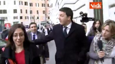 VIDEO: Renzi si ferma con i fan rientrando alla Camera per il secondo round di consultazioni