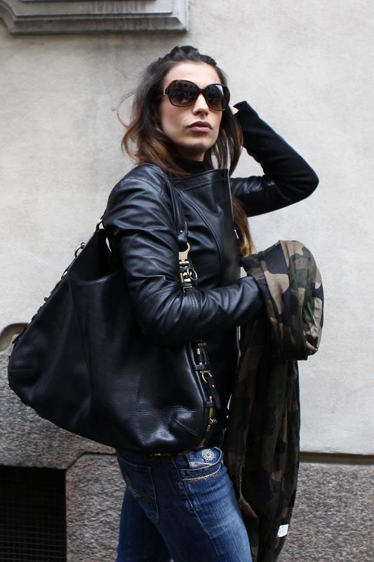 Bikini esplosivo per la Canalis: il décolleté di Elisabetta in mostra Bikini esplosivo per la Canalis: il décolleté di Elisabetta in mostra