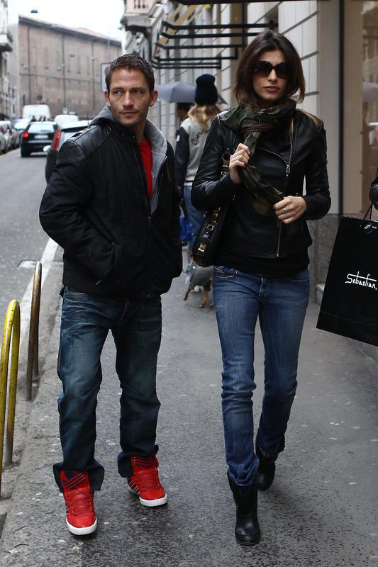 Bikini esplosivo per la Canalis: il décolleté di Elisabetta in mostra Bikini esplosivo per la Canalis: il décolleté di Elisabetta in mostra