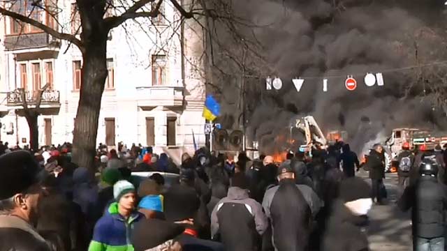 Ucraina, battaglia a Kiev: almeno 25 morti. Tendopoli in fiamme Ucraina, battaglia a Kiev: almeno 25 morti. Tendopoli in fiamme