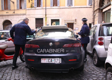 Rapimento lampo all’uscita da scuola. “Sali in macchina, siamo poliziotti”