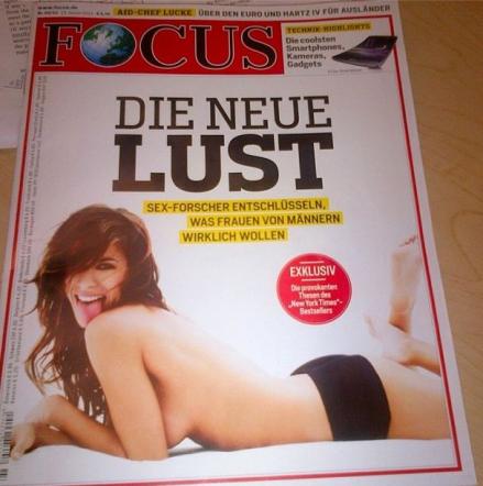 Bikini esplosivo per la Canalis: il décolleté di Elisabetta in mostra Bikini esplosivo per la Canalis: il décolleté di Elisabetta in mostra