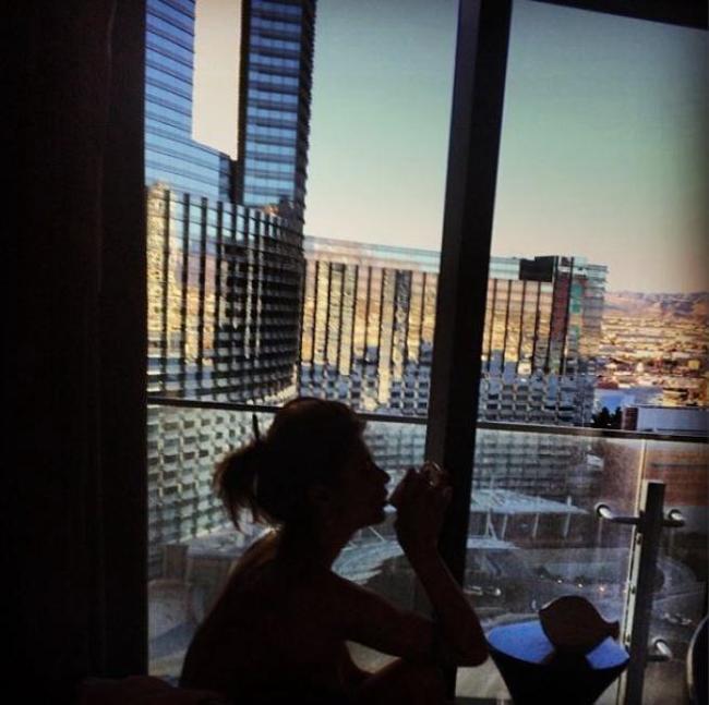 Bikini esplosivo per la Canalis: il décolleté di Elisabetta in mostra Bikini esplosivo per la Canalis: il décolleté di Elisabetta in mostra