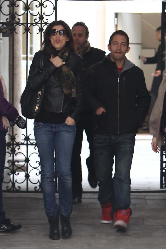 Bikini esplosivo per la Canalis: il décolleté di Elisabetta in mostra Bikini esplosivo per la Canalis: il décolleté di Elisabetta in mostra