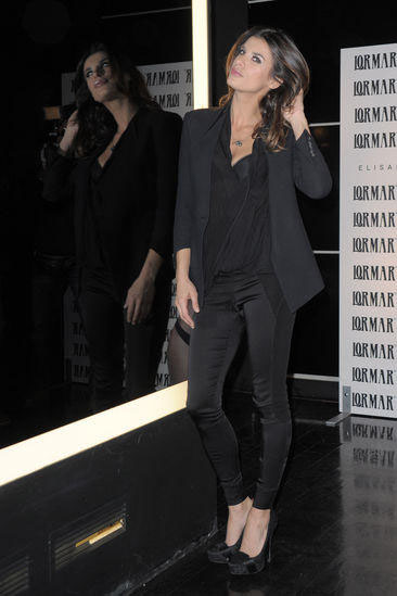 Bikini esplosivo per la Canalis: il décolleté di Elisabetta in mostra Bikini esplosivo per la Canalis: il décolleté di Elisabetta in mostra